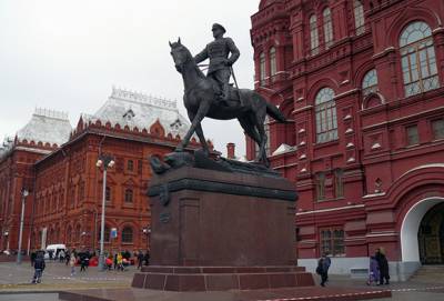 В Москве машина врезалась в памятник маршалу Жукову