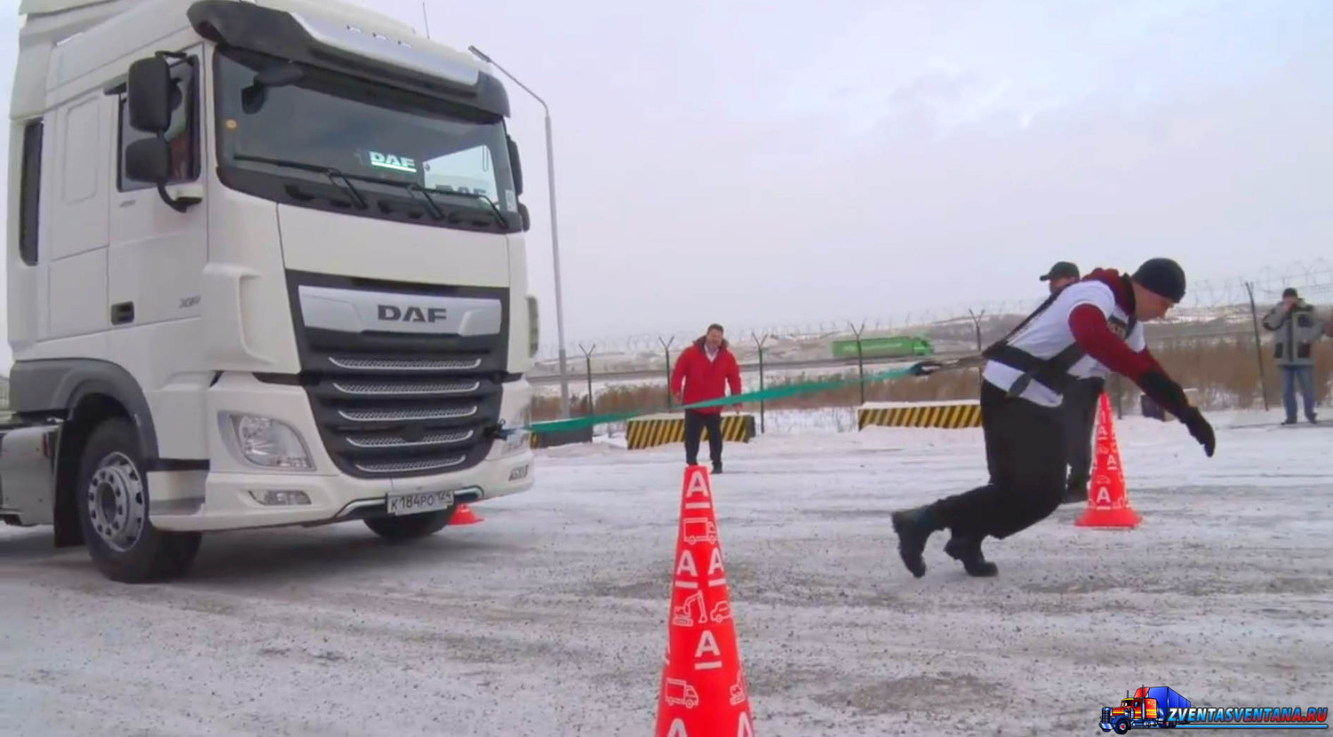 Пожарный из Красноярска протащил восьмитонный грузовик на полсотни метров