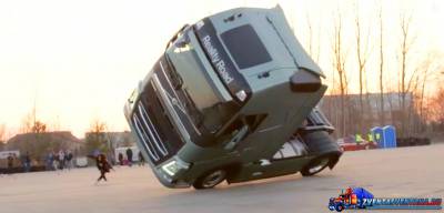 грузовик научили ездить на двух колесах