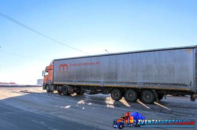 В Саратове из-за гололеда на дорогах буксуют грузовики