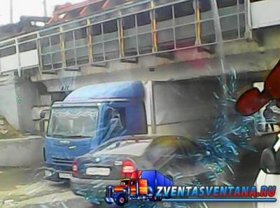 Под ЖД мостом в Саратове опять застрял грузовик