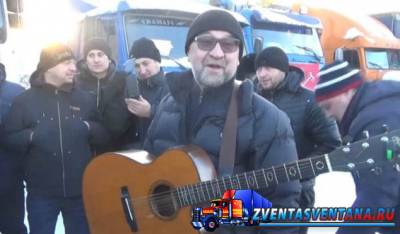 Юрий Шевчук исполнил песню для протестующих против «Платона»