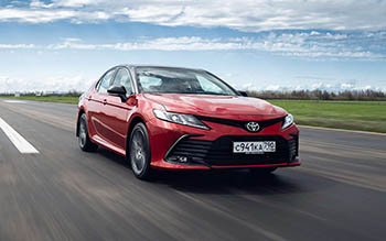 Toyota Camry получила «бюджетное» исполнение