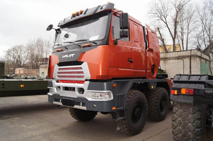 Четырехосный полноприводный тягач МЗКТ-750440-010 для автопоездов