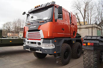 Полноприводный четырехосный тягач МЗКТ-750440-010 для автопоездов массой до 90 тонн