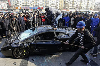 Житель Китая в знак протеста публично разбил свой Maserati