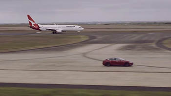 Кто быстрее: Tesla устроила гонку с Boeing