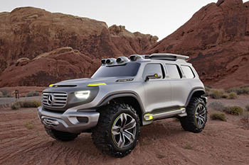 Новинку от Mercedes в видеоролике рекламирует курица