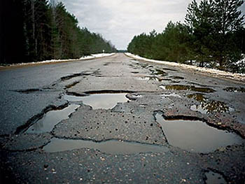 Плохие дороги стали причиной ремонта авто для 83% украинских водителей